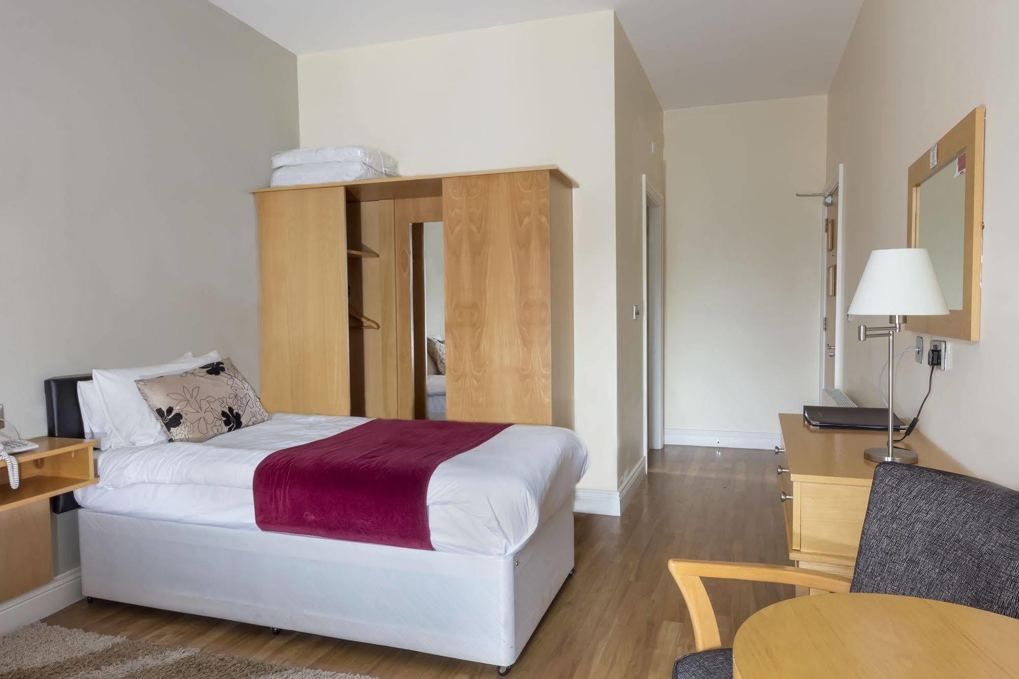 The Coach House Hotel Oranmore Buitenkant foto