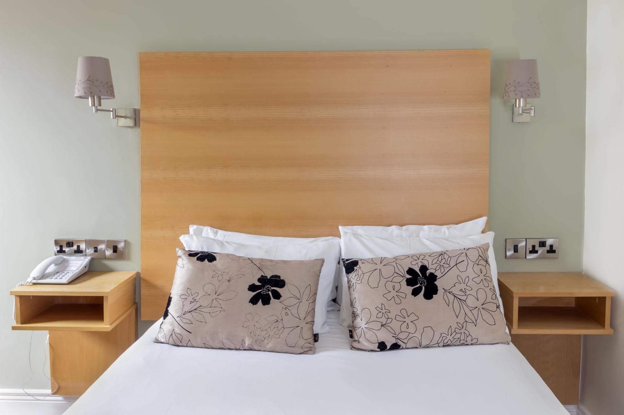 The Coach House Hotel Oranmore Buitenkant foto