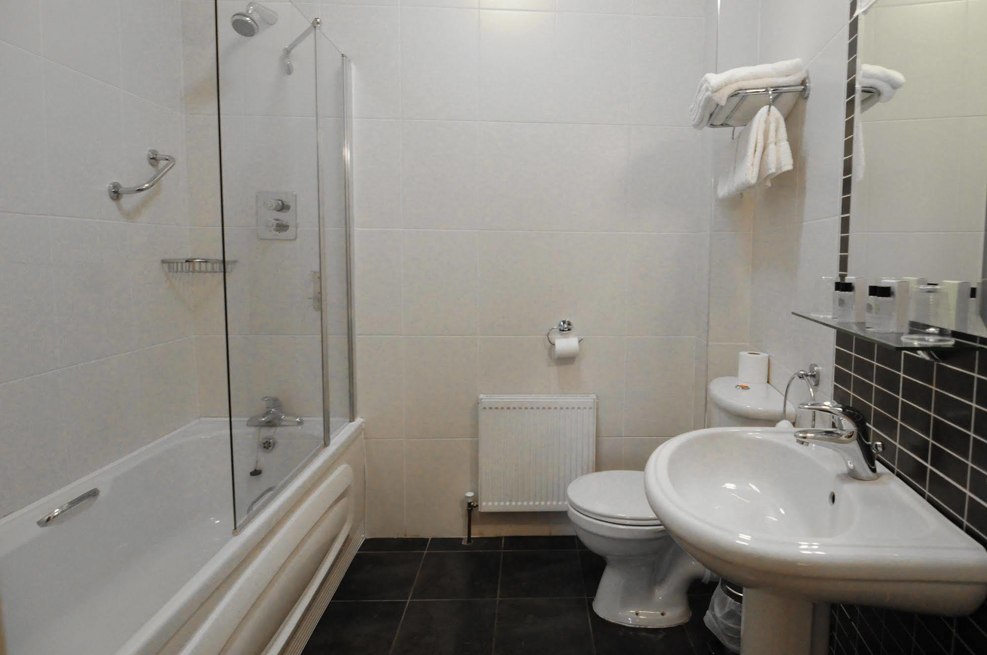The Coach House Hotel Oranmore Buitenkant foto