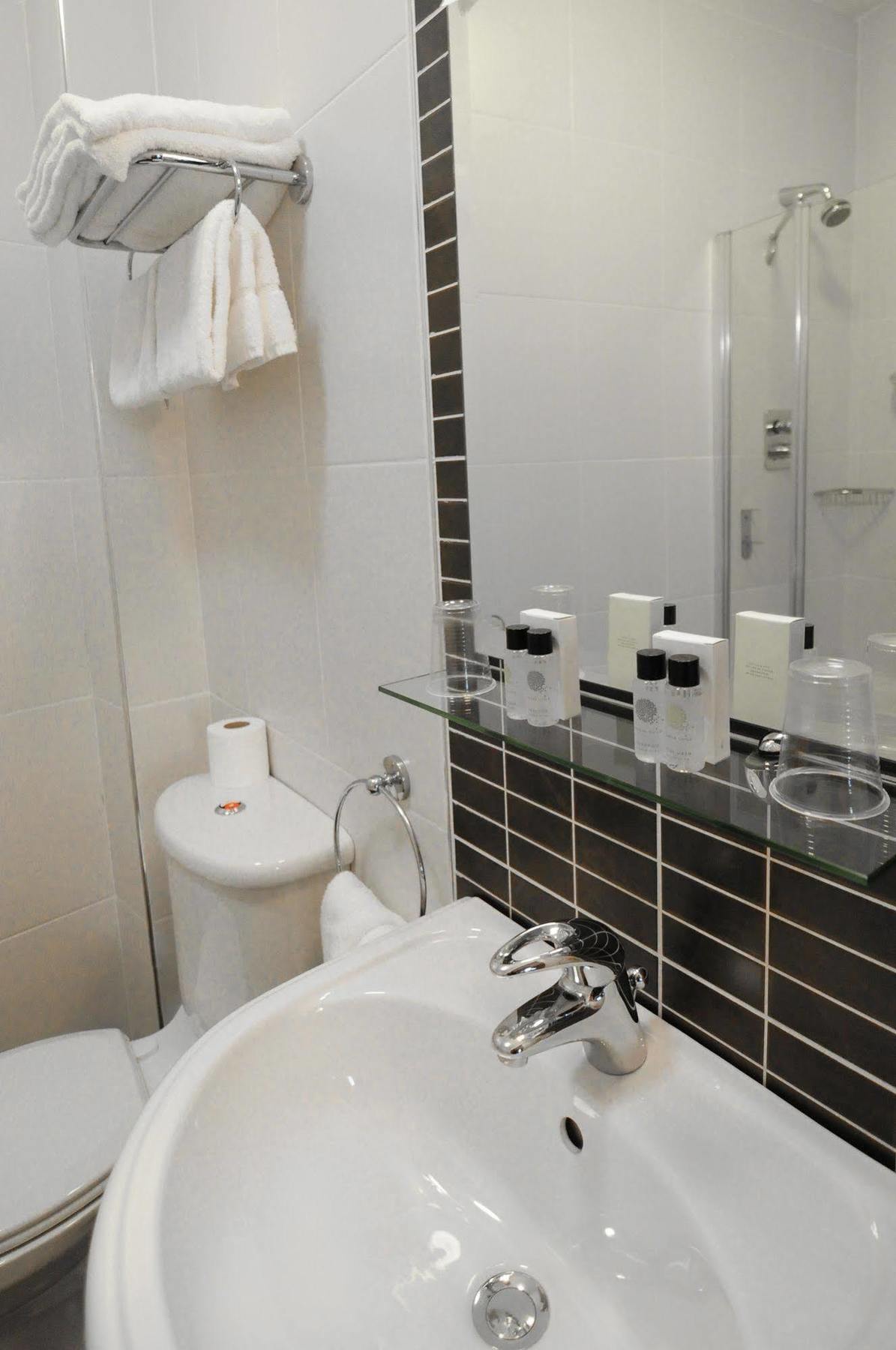 The Coach House Hotel Oranmore Buitenkant foto