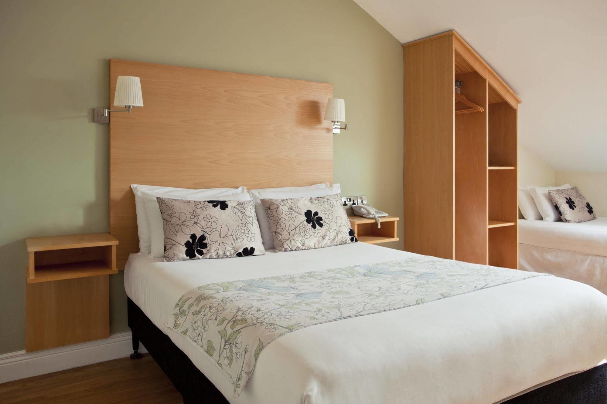 The Coach House Hotel Oranmore Buitenkant foto