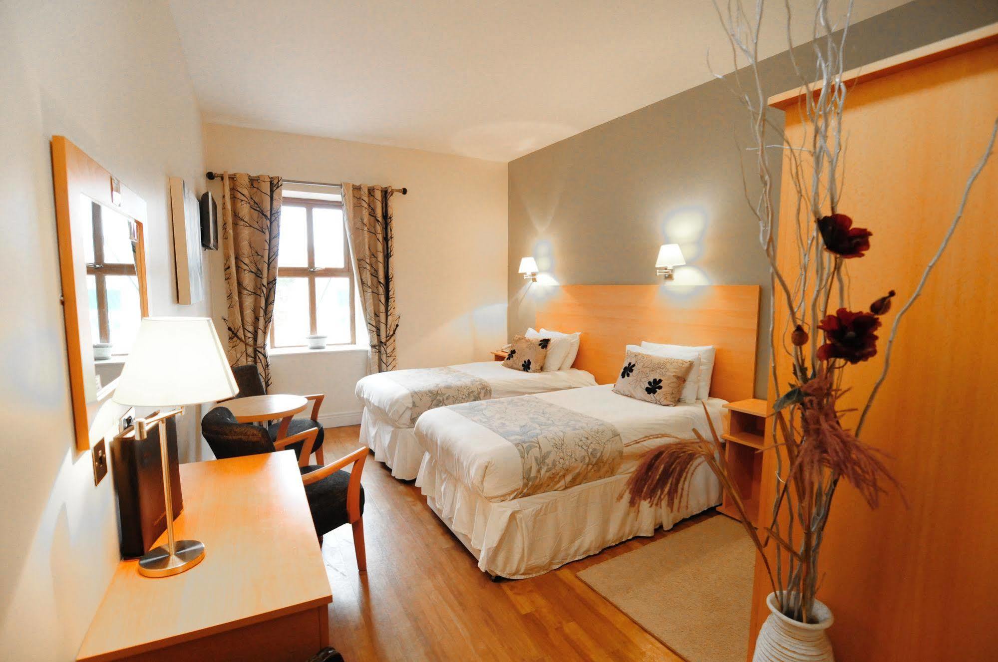 The Coach House Hotel Oranmore Buitenkant foto