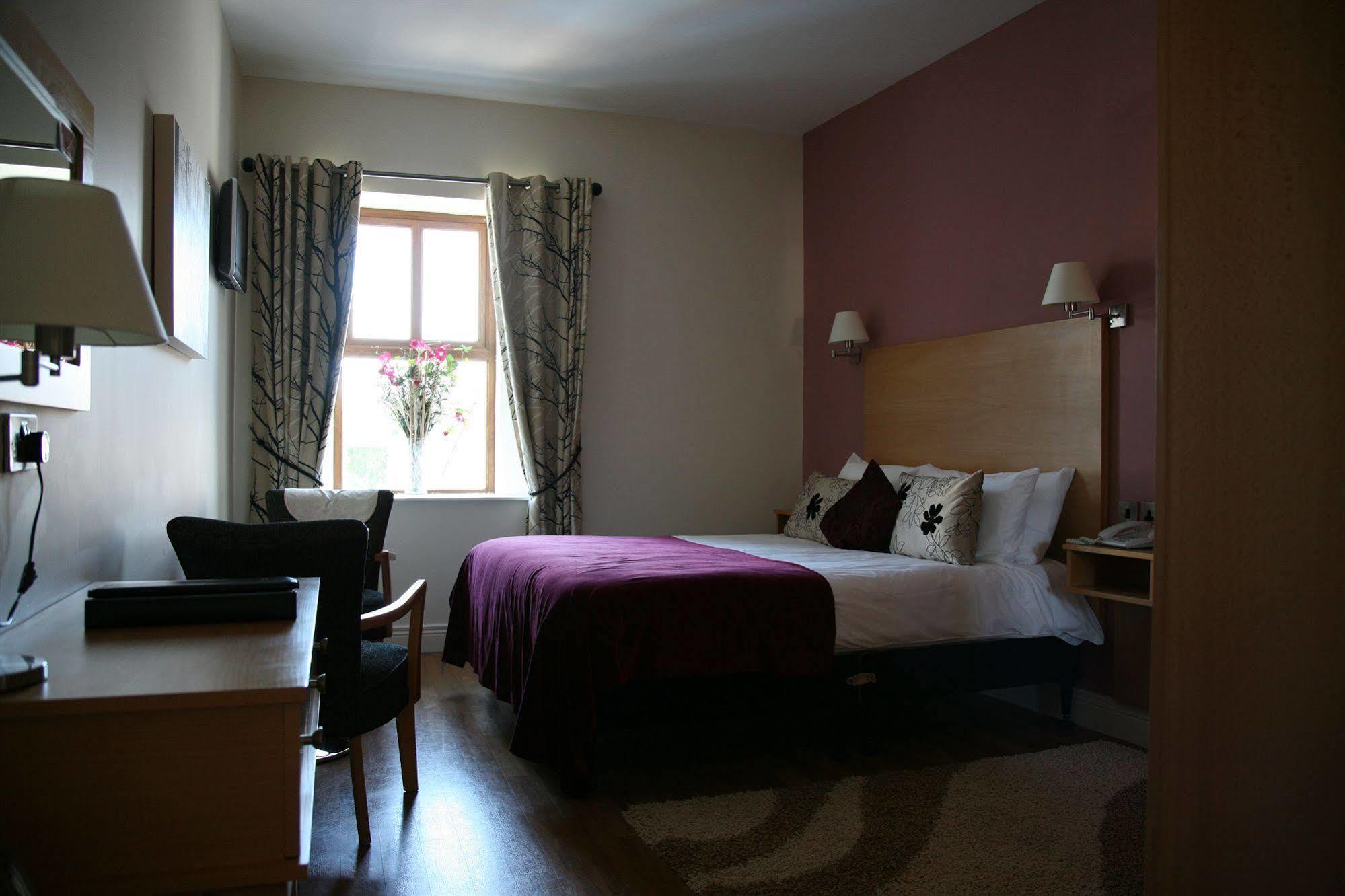 The Coach House Hotel Oranmore Buitenkant foto
